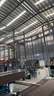 SEW  Driving System Vertical Powder Coating Line High-performance for Aluminum Profiles